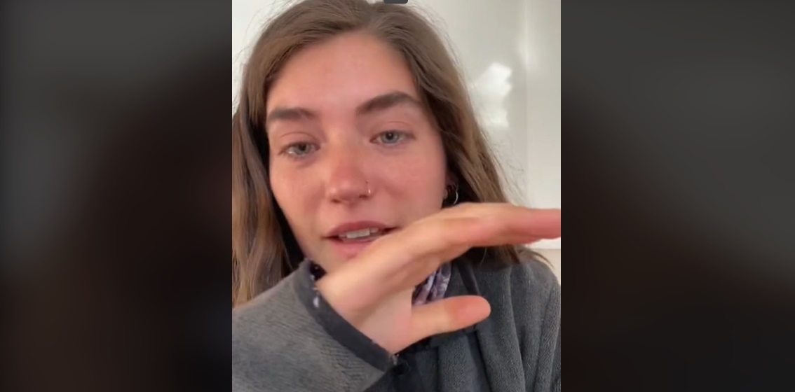 Profesora dice estar cansada y graba un video para los padres de sus alumnos: «Eduquen a sus hijos»