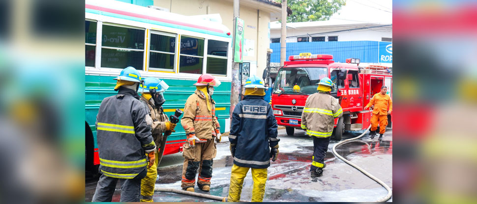 Apagan incendio en bus lleno de pasajeros en el centro de Usulután