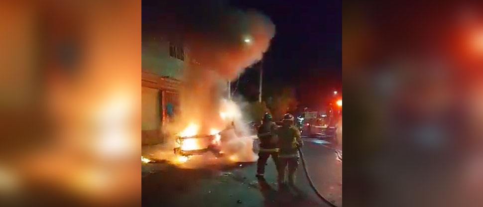 Conductor pasa momentos de angustia al ver que su vehículo se prende en llamas