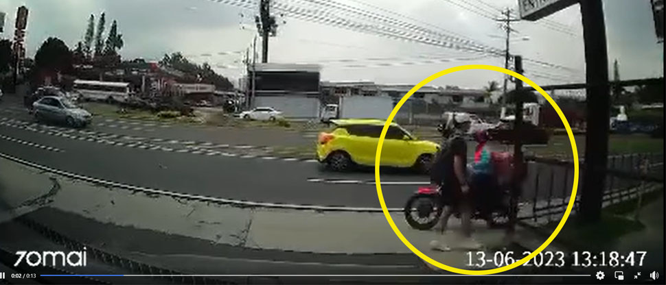 Captan instante cuando motociclista que circulaba en la acera casi atropella a peatón