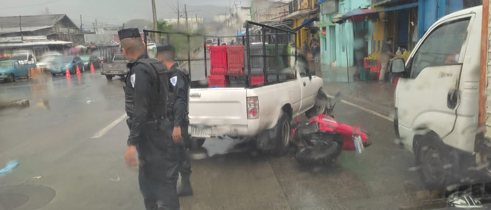 Moto queda debajo de pick up tras fuerte choque frente a La Tiendona, hay dos lesionados