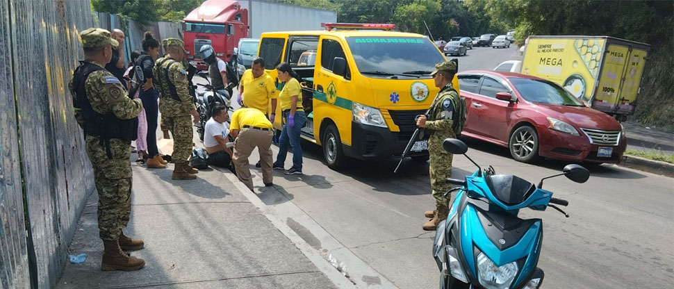 Auxilian a motociclista que se cayó debido a que había arena en la calle antigua a Soyapango