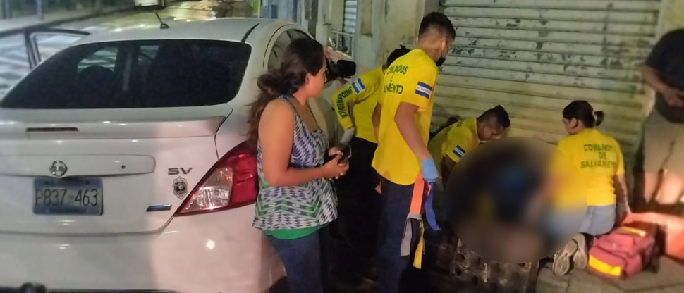 Un motociclista y su acompañante resultaron lesionados tras fuerte choque contra carro