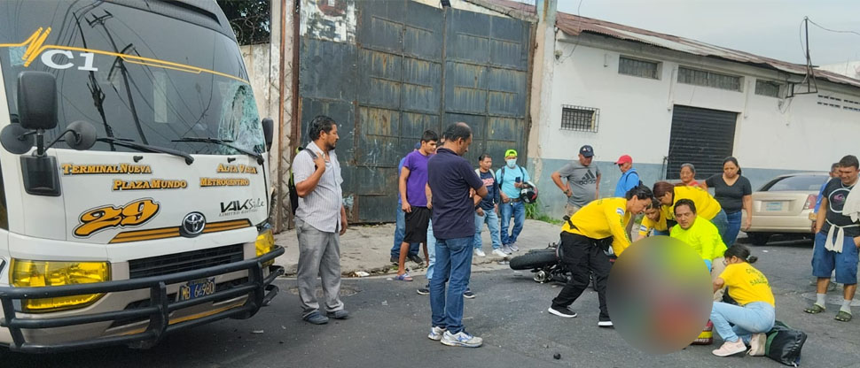 Trasladan a máxima urgencia del Hospital Rosales a motociclista atropellado por microbusero