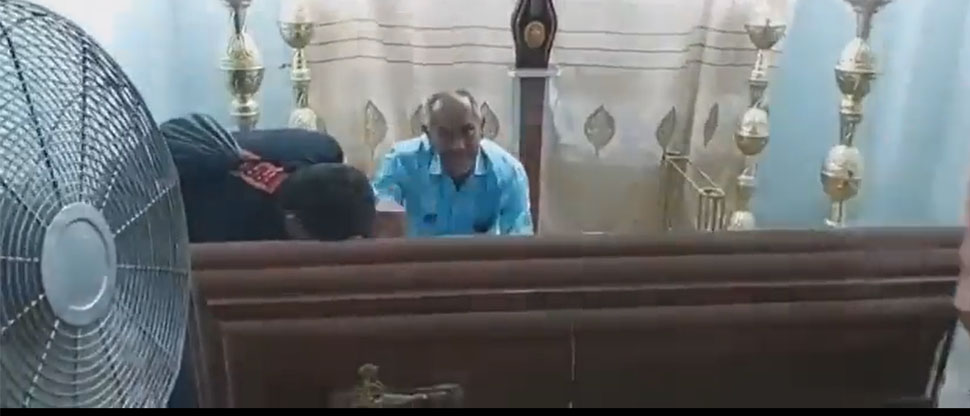 Espeluznante momento: Abuelita declarada muerta se levanta de la caja en pleno velorio