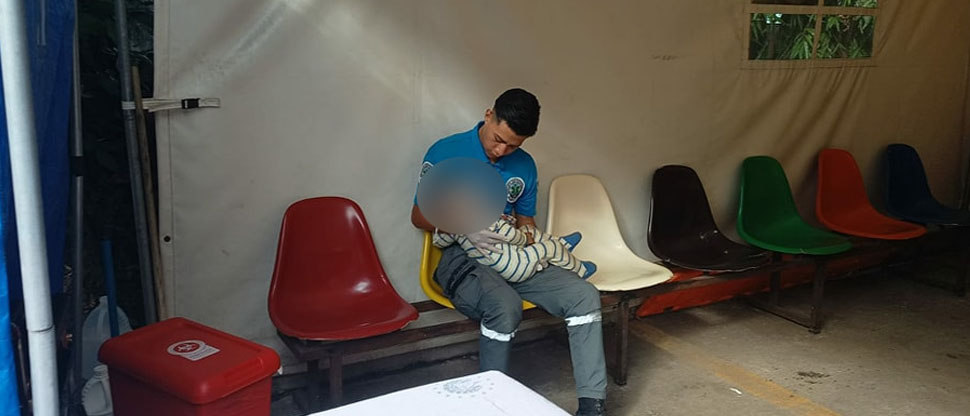 Trasladan de emergencia a hospital a niña de un año que se cortó la frente al caer de silla