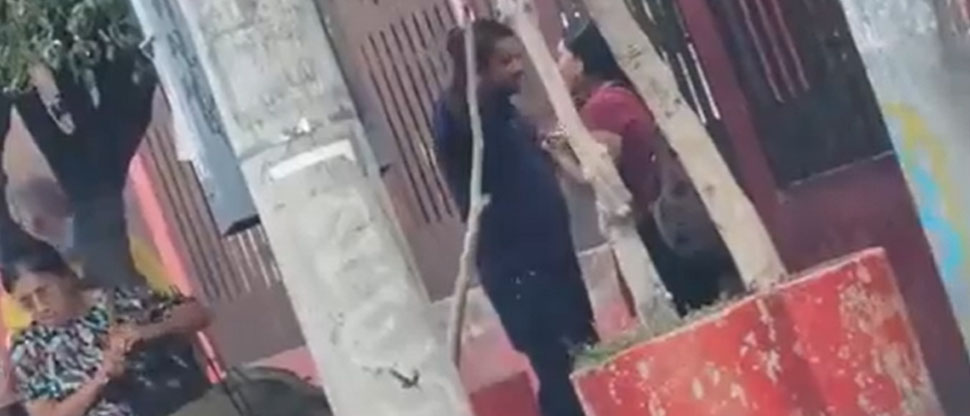 Hombre agarra del pelo a mujer tras pelea en el centro de San Salvador