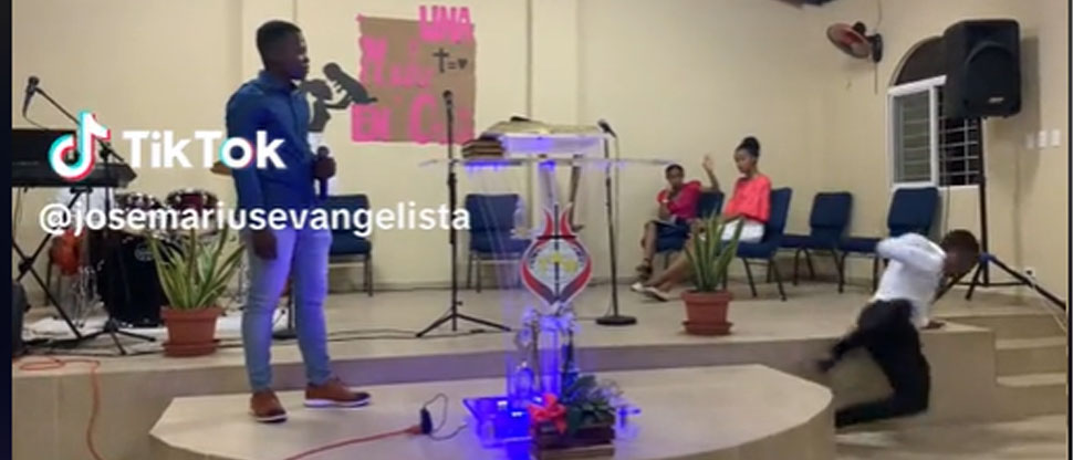 Video Viral: Pastor evagélico se cae del púlpito en plena predicación de la palabra