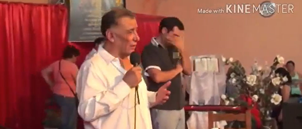 Pastor evagélico se quita la camisa y las hermanitas se descontrolan