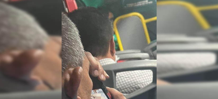 Captan a hombre de la tercera edad viendo contenido para adultos en el bus