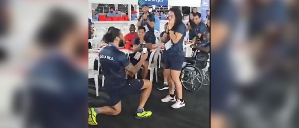 Atleta costarricense le pide matrimonio a su novia en comedor de la Villa Centroamericana y del caribe
