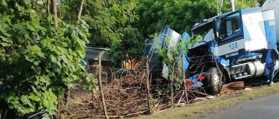 Pipa de gas choca con rastra y termina dentro del patio de una vivienda en carretera a Acajutla