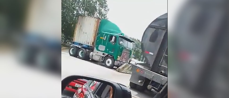 Denuncian a motorista de pipa de agua que provocó fuerte choque por hacer giro prohibido