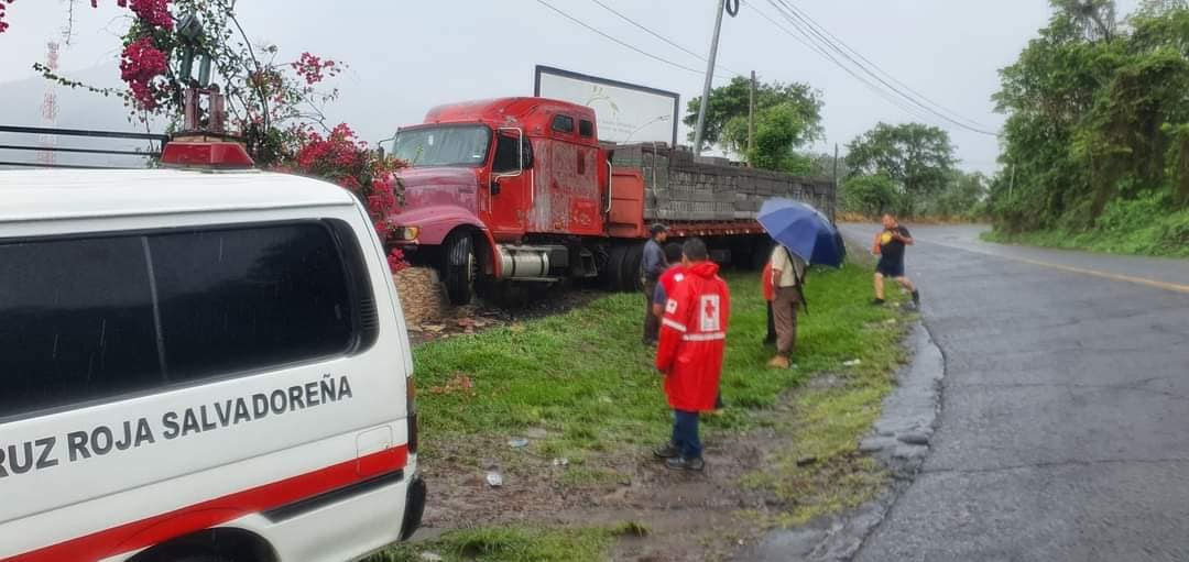 Conductor de rastra pierde el control del vehículo y se sube en muro en ...