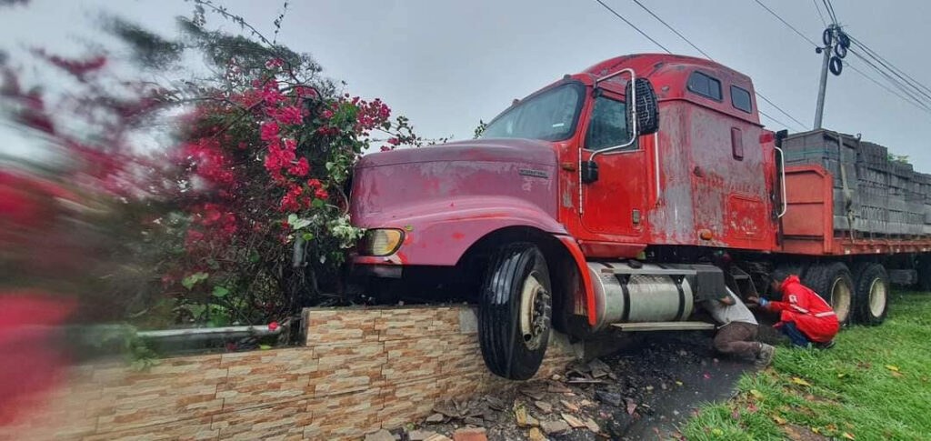 Conductor de rastra pierde el control del vehículo y se sube en muro en ...