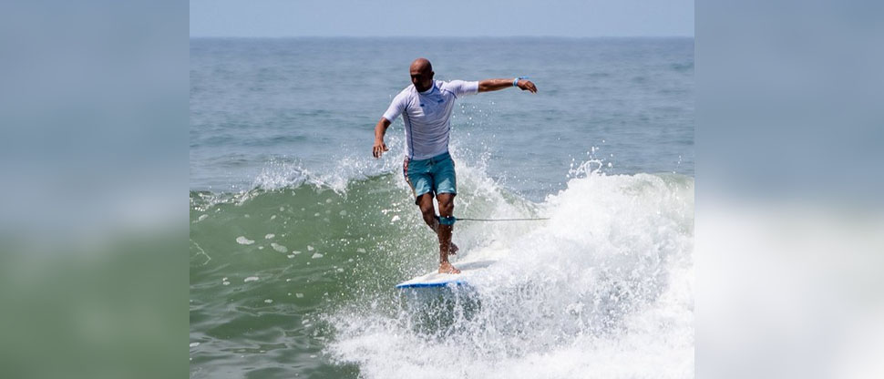El surfista Amado Alvarado gana la segunda medalla de oro para El Salvador