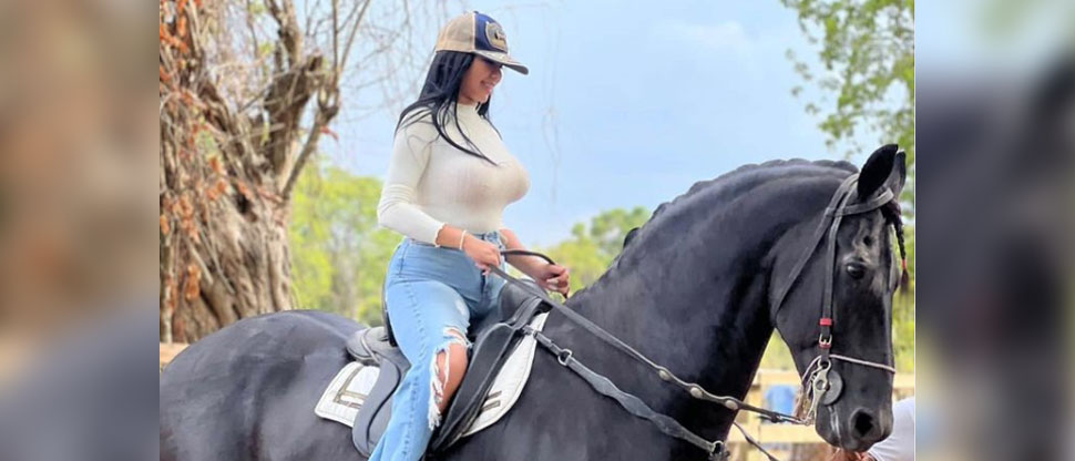Abigail Mancía acepta la invitación de adinerado seguidor y lo visita en su finca en Guatemala