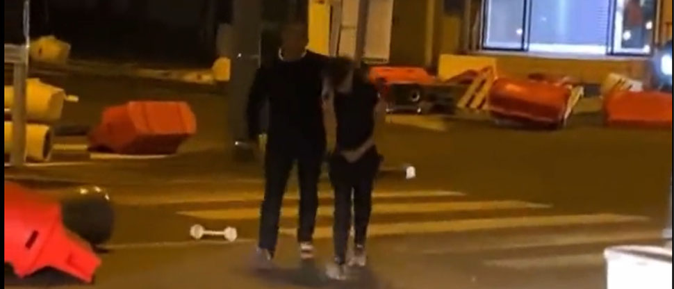 Padre agarra de la oreja a su hijo y lo saca de las violentas protestas en Francia