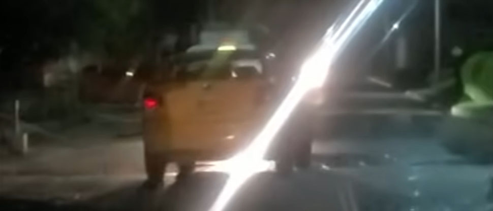 Captan a taxi circulando en sentido contrario y casi choca con carro de funeraria