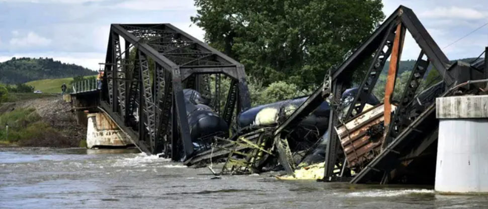 Tren que transportaba combustible se descarrila tras colapso de puente en Estados Unidos