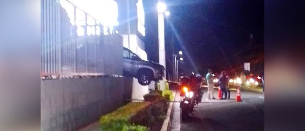 Conductor se lleva tremendo susto al intentar parquear su vehículo dentro de un estacionamiento