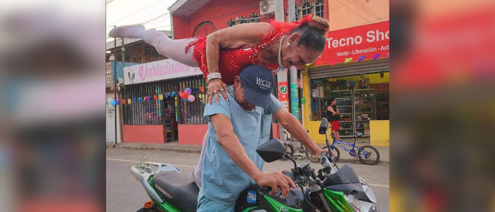 Yajaira vuelve a sorprender a sus seguidores haciendo acrobacias en moto