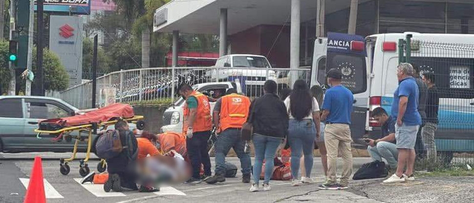 Auxilian a motociclista que quedó gravemente lesionado tras chocar contra un vehículo