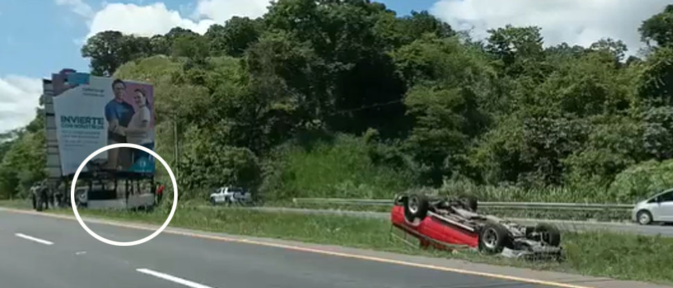 Fuerte accidente deja vehículo volcado en carretera de Oro
