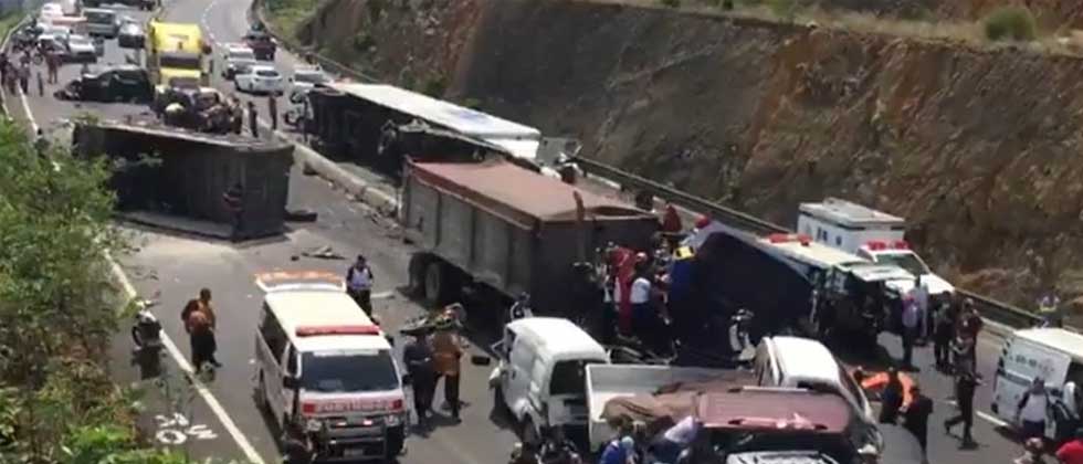 Más de 10 vehículos destruidos en aparatoso accidente en Chimaltenango, Guatemala