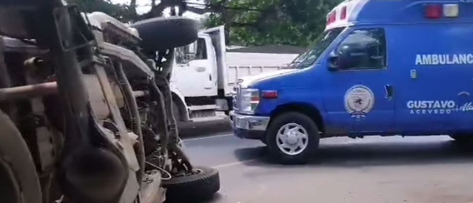 Conductor pierde el control de vehículo y vuelca en Santa Ana