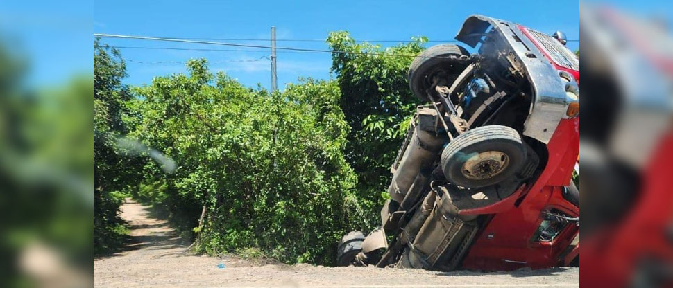 Conductor de cabezal pierde el control y se accidenta en carretera a Zacatecoluca