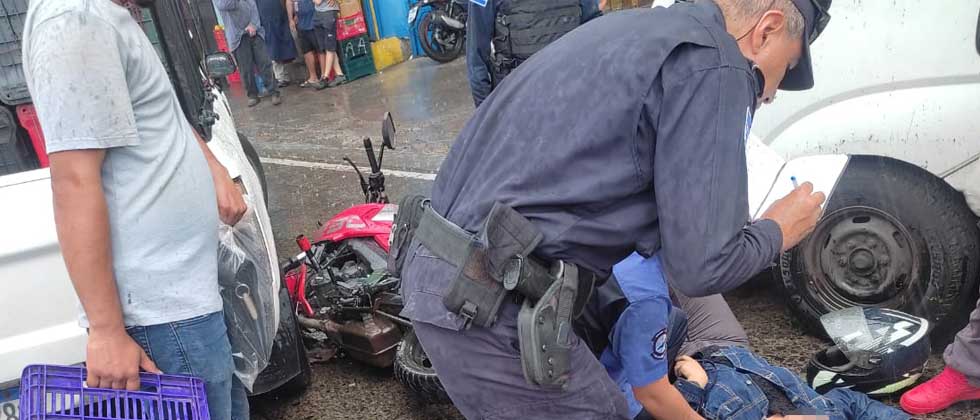 Dos personas lesiondas tras fuerte choque frente a mercado La Tiendona