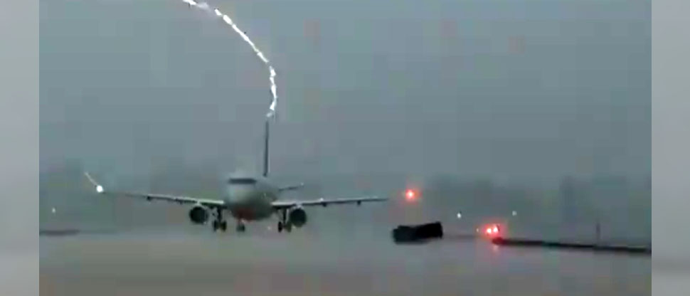 Captan momento cuando rayo cae a un avión en aeropuerto de Arkansas, Estados Unidos