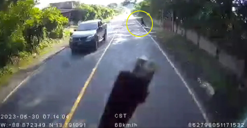 Difunden video del momento cuando mujer es atropellada por un bus en carretera a Ilobasco