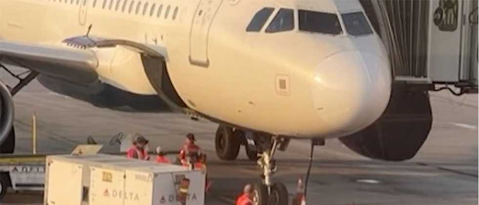 Un trabajador muere succionado por el motor de un avión en aeropuerto de Texas