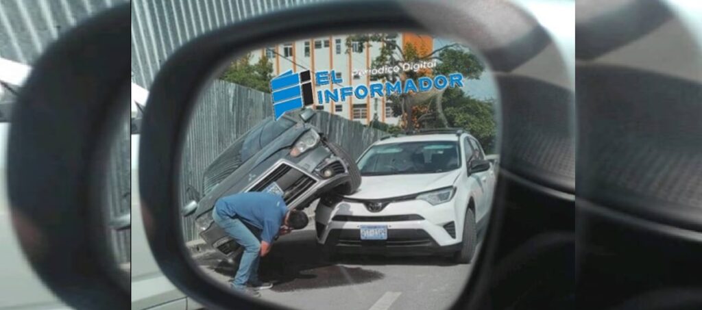 Conductor de un sedán acelera y queda encima de camioneta en San Salvador