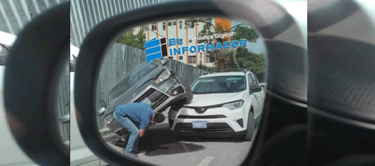 Conductor de un sedán acelera y queda encima de camioneta en San Salvador