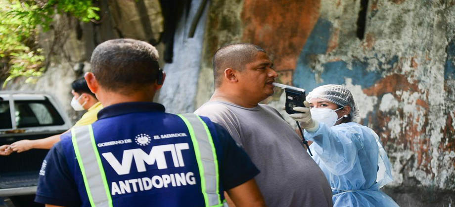 VMT realiza pruebas de alcoholemia a conductores del transporte colectivo