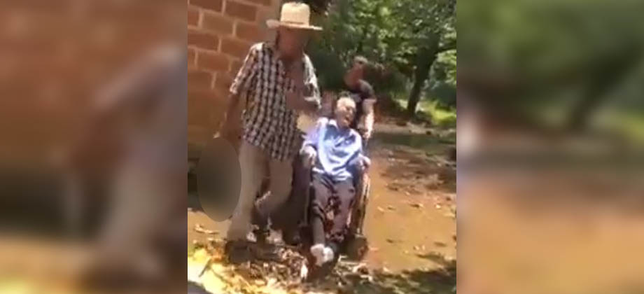 Denuncia: Mujer intenta llevar a su padre al hospital y su tío la amenaza con un machete
