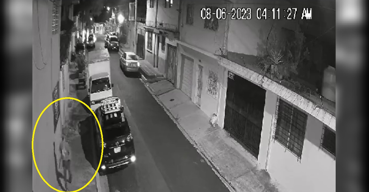 Cámaras captan a sujeto mientras hurta piezas de carros estacionados durante la madrugada | VIDEO