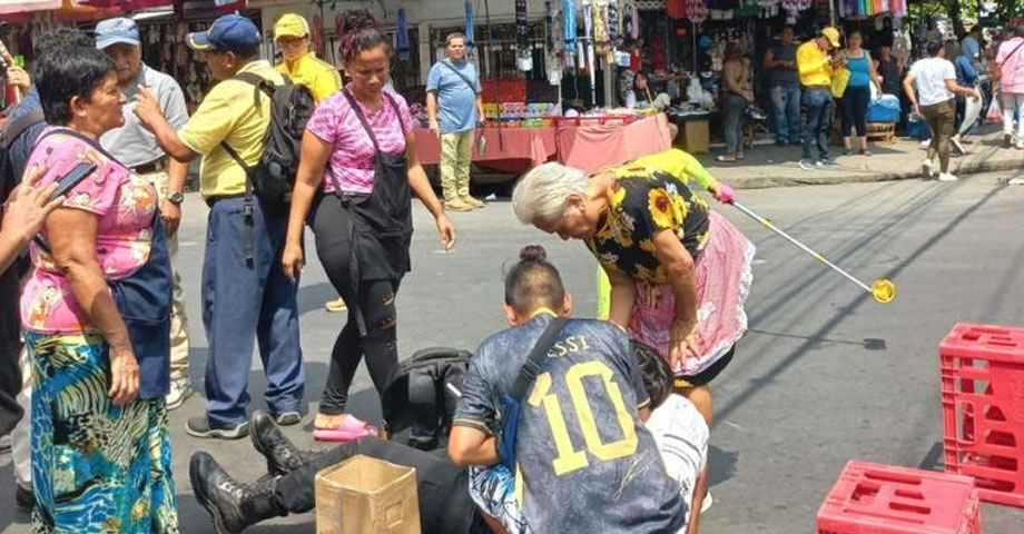 Vendedora cae de un microbús en marcha en el centro de San Salvador