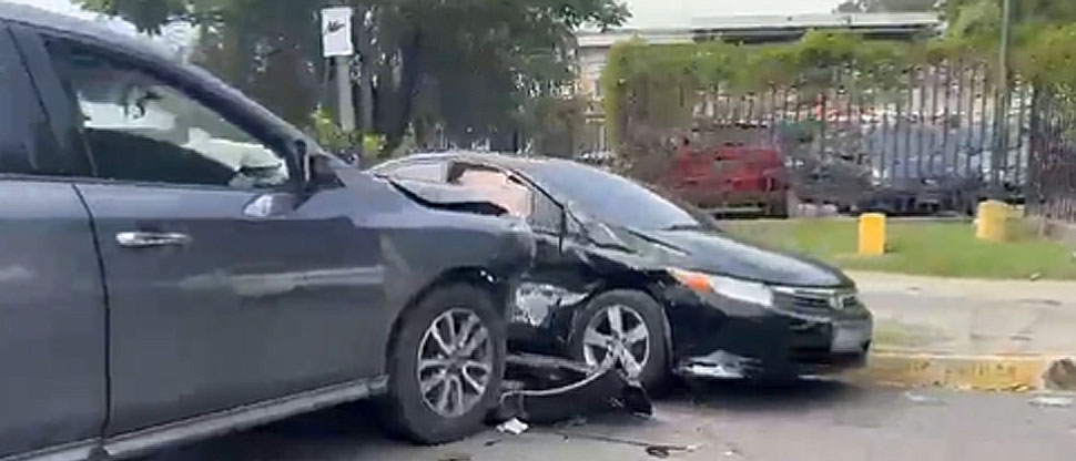 Conductora se pasa señal de alto y choca contra otro vehículo