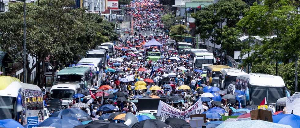 Cientos de personas protestan en Costa Rica en defensa de la educación pública