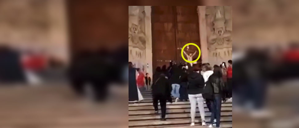 Viralizan momento cuando figura de Cristo mueve la cabeza en plena misa