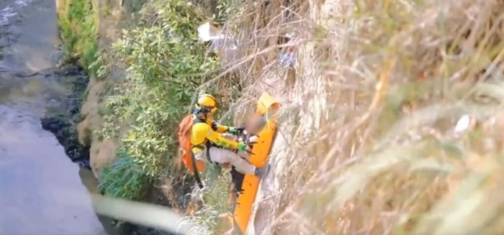 Rescatan a persona que cayó en un barranco de 25 metros de profundidad en Ciudad Delgado