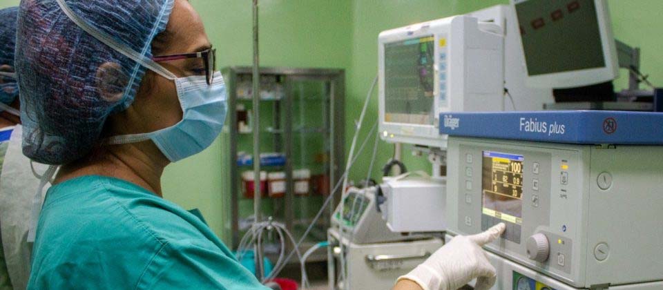 Entregan equipo de anestesia a Hospital Nacional de Sonsonate