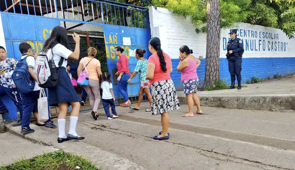 Policías garantizan la seguridad en escuelas de todo el país