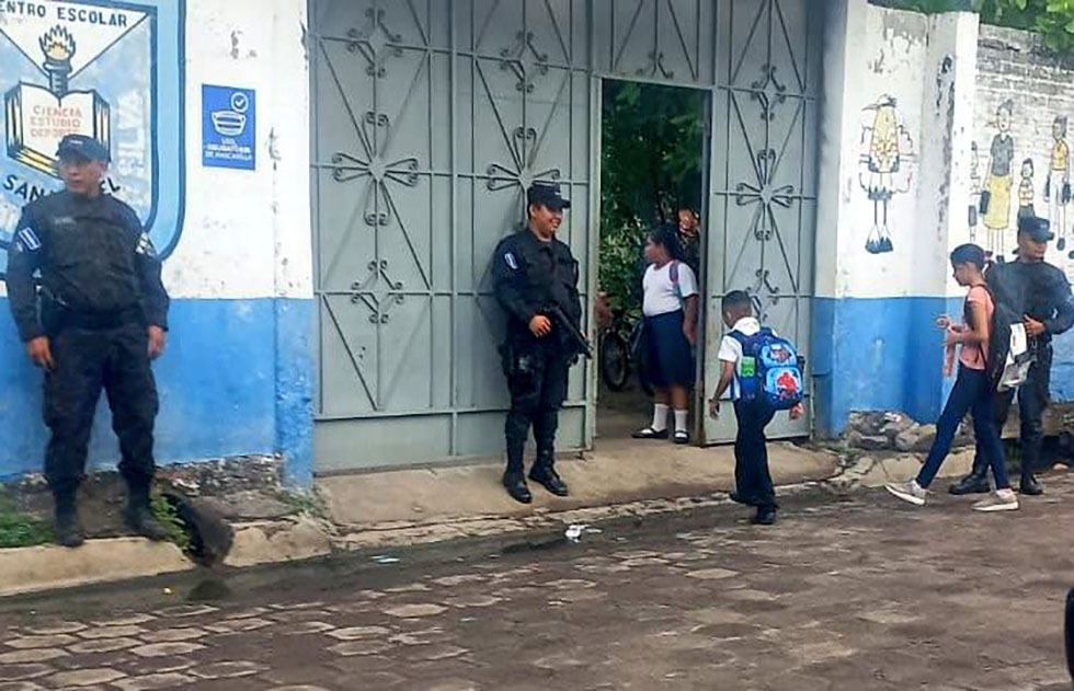 Policías garantizan la seguridad para alumnos y maestros en las escuelas del país