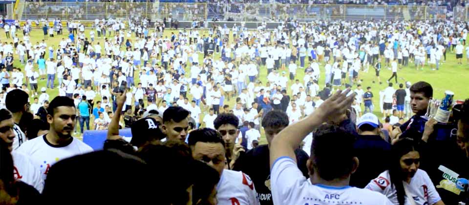 Un día como hoy, el estadio Cuscatlán era escenario de  una de las peores tragedias del fútbol nacional