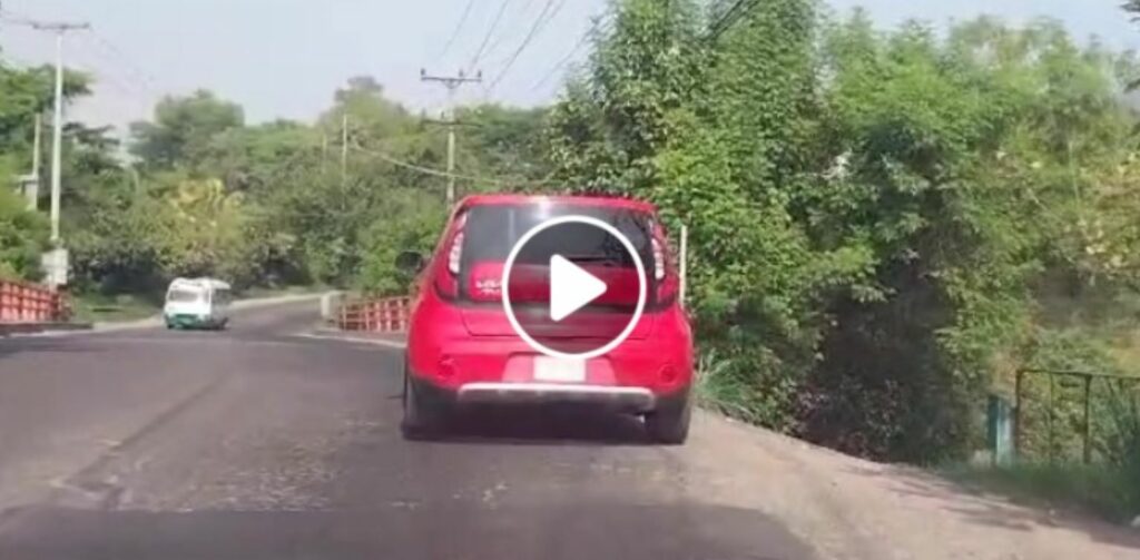 Captan a conductor con dificultad para circular en carretera a Quezaltepeque: «Se le mueve la calle»